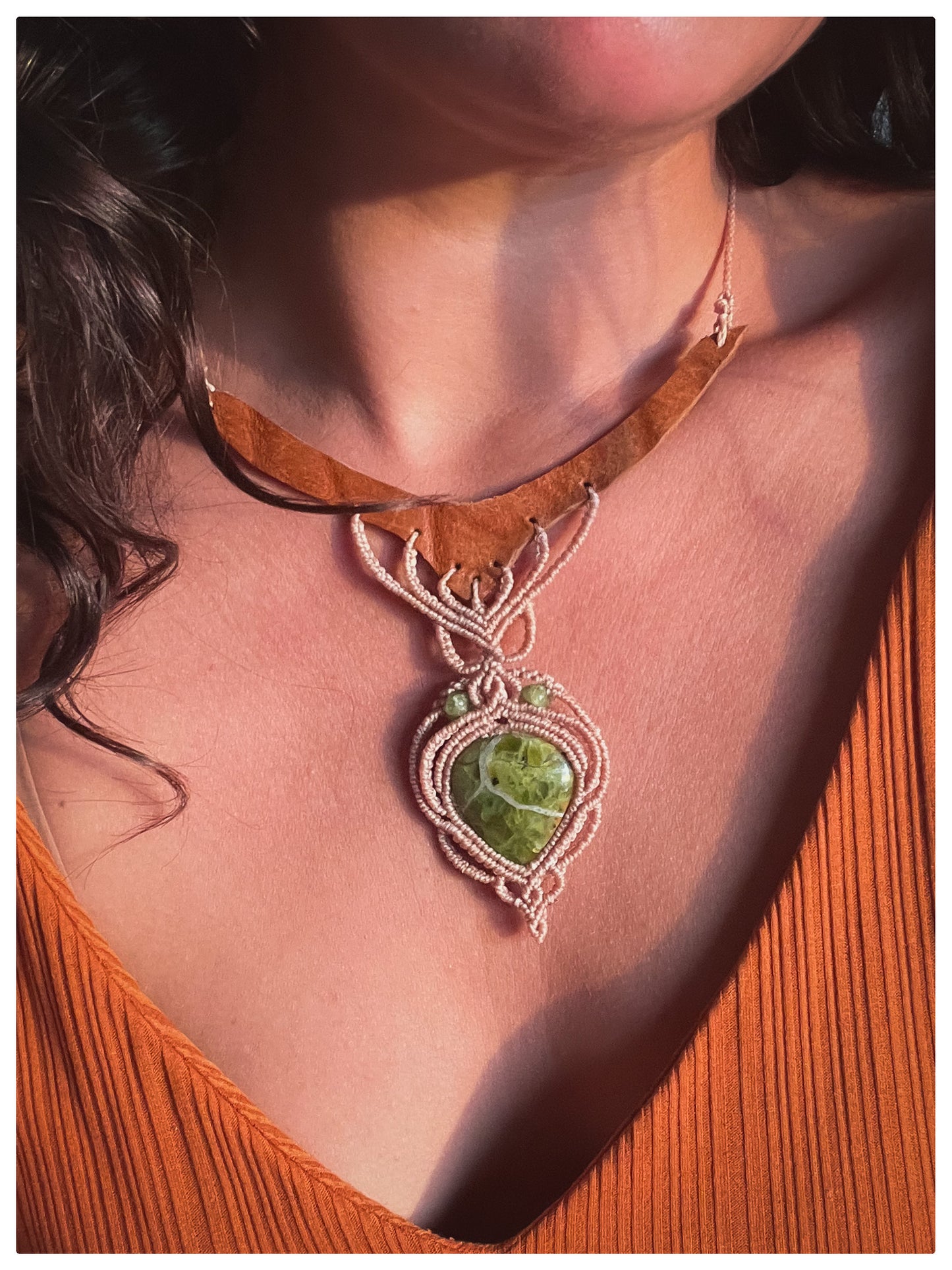 Grön opal, halsband med läderdetalj