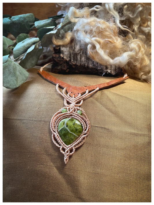 Grön opal, halsband med läderdetalj